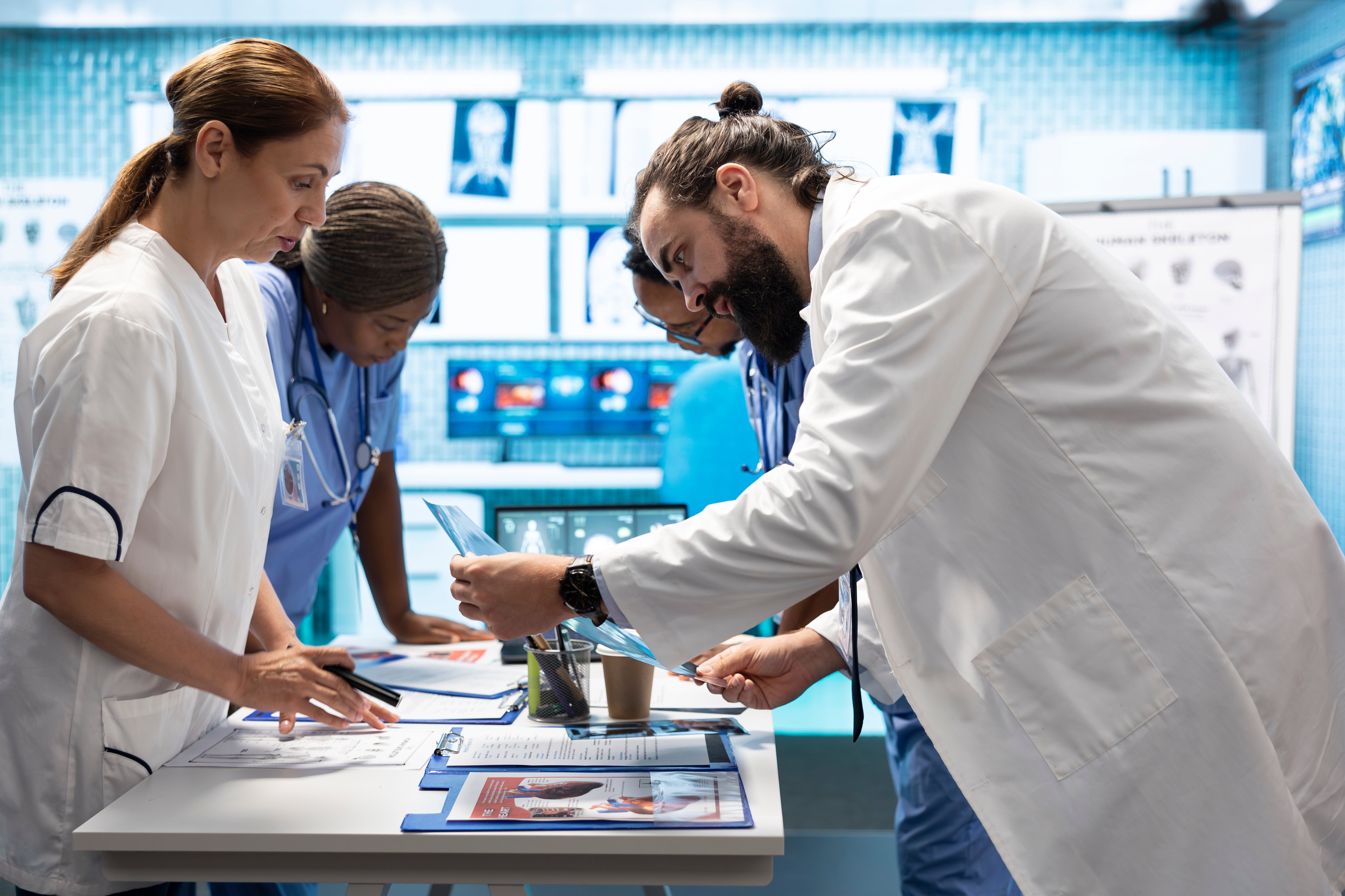 medic-discuss-human-anatomy-scans-in-a-radiology-d-2025-02-20-00-09-29-utc